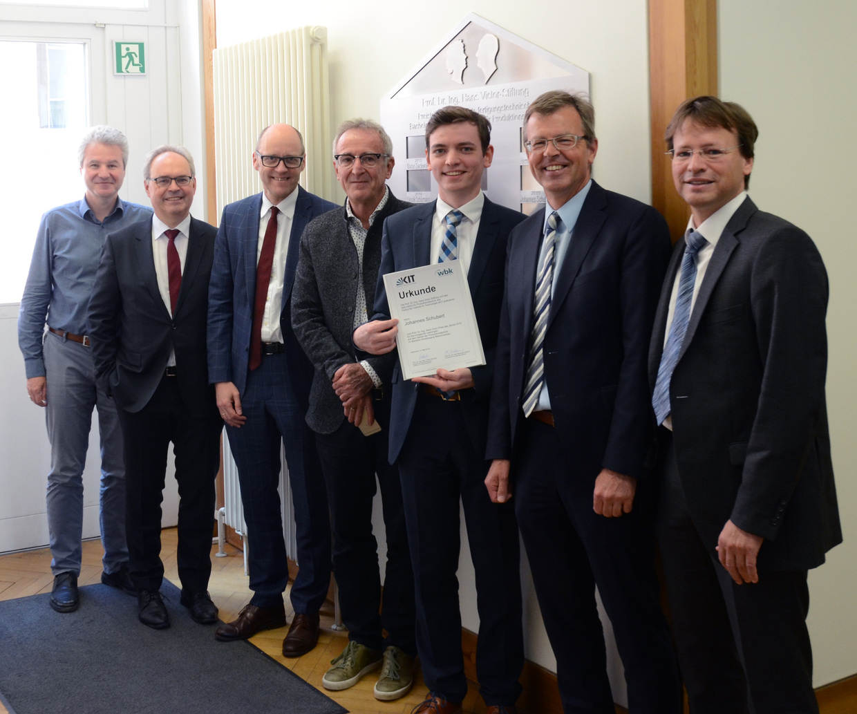 v.l.n.r. Prof. C. Stiller, Prof. J. Fleischer, Prof. A. Wanner (KIT-Vizepräsident für Lehre und akademische Angelegenheiten), Prof. T. Osswald, Herr J. Schubert, Prof. V. Schulze, Prof. C. Proppe (Dekan der KIT-Fakultät Maschinenbau)